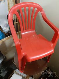 Piccola sedia in plastica.
