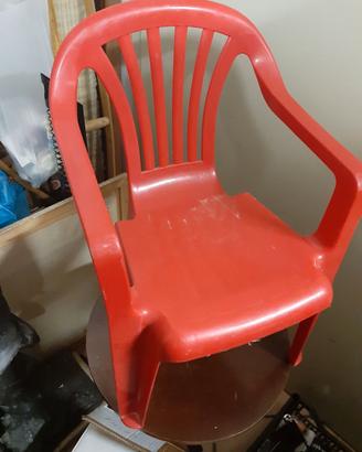 Piccola sedia in plastica.