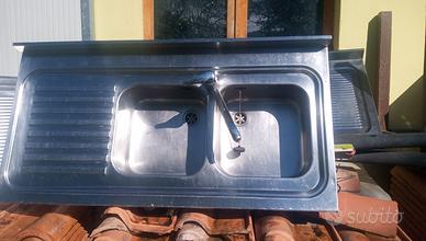 Lavatoio da cucina inox con rubinetto