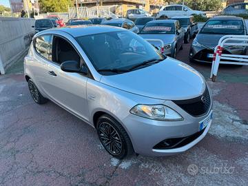 LANCIA YPSILON *ADATTA PER NEOPATENTATI*