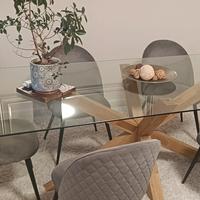 Tavolo di cristallo con sei sedie