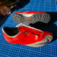 Scarpe da calcio Nike Mercurial rosse e grigie