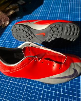 Scarpe da calcio Nike Mercurial rosse e grigie