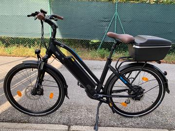 Bicicletta touring a pedalata assistita