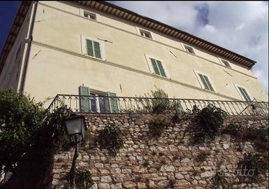 Palazzo / Stabile di 840 m² con più di 5 locali a 