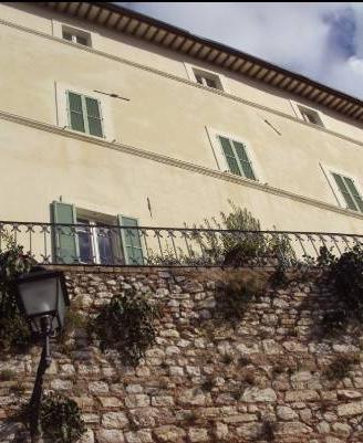 Palazzo / Stabile di 840 m² con più di 5 locali a 
