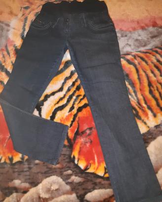 Pantaloni jeans premaman,vestitini neonati,lettino