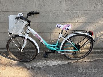 Bicicletta bimba con caschetto