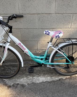 Bicicletta bimba con caschetto