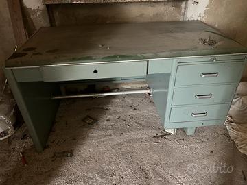 Scrivania vintage metallo con cassetti