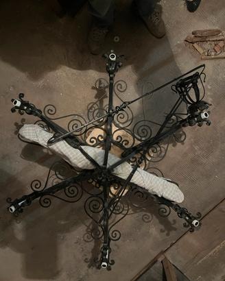 Lampadario in ferro battuto
