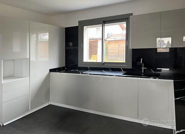 Cucina moderna con ante in vetro modello Antares