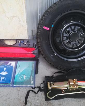 triangolo sollevatore auto e ruota di scorta  13