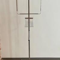 Espositore con stendino e portacartelli