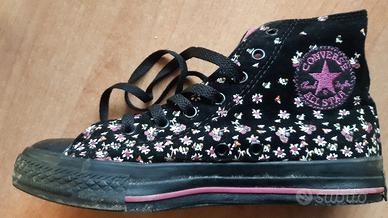 Converse nere con fiori sale