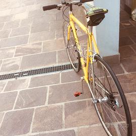 Bici da corsa con manubrio dritto
