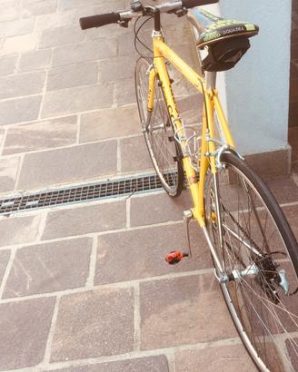 Bici da corsa con manubrio dritto