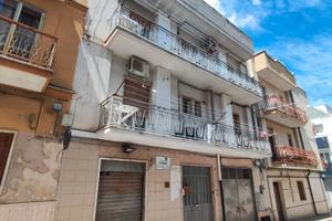 Altamura, zona v.Parisi, intero stabile, 4 appart