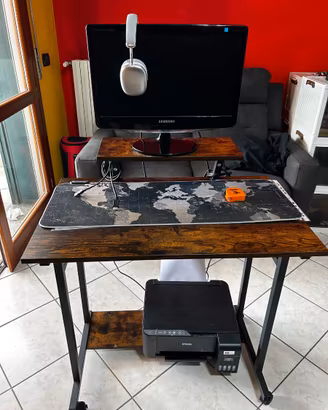 Scrivania PC stile industriale con ruote e rialzo