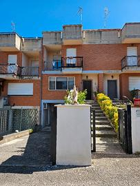 villetta a schiera in zona residenziale