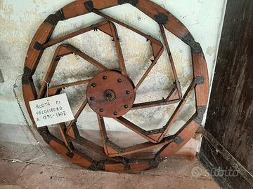 Ruota in legno originale di un velocifero