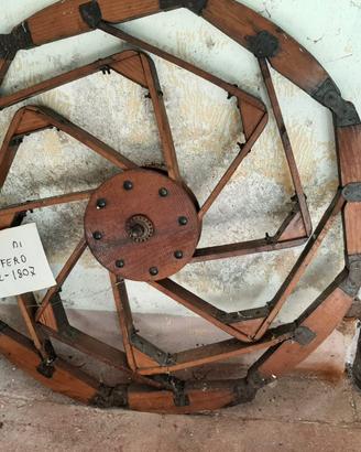 Ruota in legno originale di un velocifero