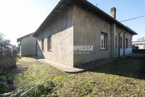 CASA SEMIINDIPENDENTE CON GIARDINO