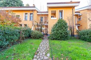 VILLA A SCHIERA CENTRALE A ARESE