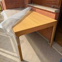 Tavolo moderno in legno