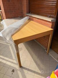 Tavolo moderno in legno