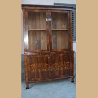 Credenza in noce con parte di sopra a vetri