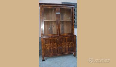 Credenza in noce con parte di sopra a vetri