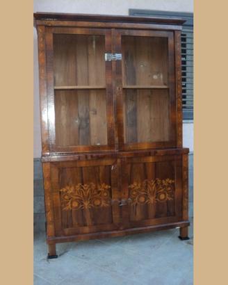 Credenza in noce con parte di sopra a vetri