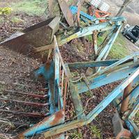 forca posteriore e caricatore pistone e benna