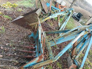 forca posteriore e caricatore pistone e benna