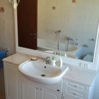 Mobile bagno con specchiera e piano in marmo rosa