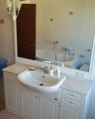 Mobile bagno con specchiera e piano in marmo rosa