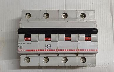 Interruttore magnetotermico quadripolare