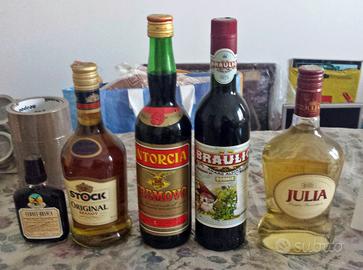 Liquori in vecchie bottiglie (con sigillo)
