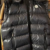 Piumino smanicato Moncler con capuccio