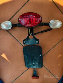 fanale posteriore con frecce e portatarga