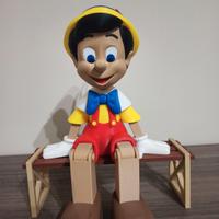 Pinocchio seduto su panchina