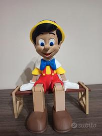 Pinocchio seduto su panchina