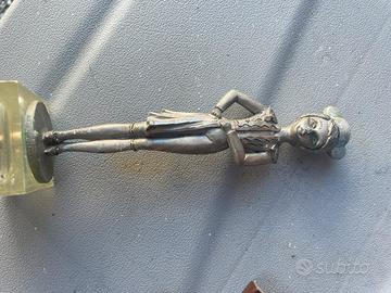 Statuetta vintage in peltro e metallo argentato