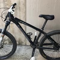 Bicicletta Santa Cruz nera da salto