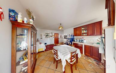 TRILOCALE ABITABILE DA SUBITO CON BALCONI