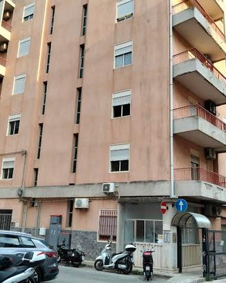 Ampio pentavani su viale tica