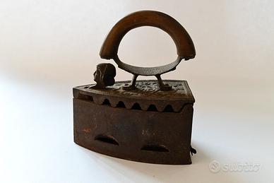 Ferro da stiro a carbone antico