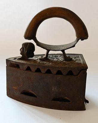 Ferro da stiro a carbone antico