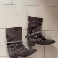 Stivali VERA GOMMA marroni con borchie e cinturini